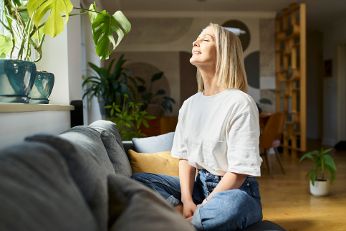 Frau sonnt sich im Raum