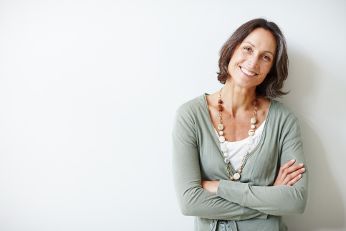 Frau mit verschränkten Armen