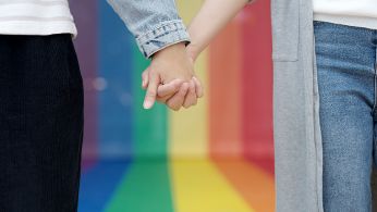 Transgender-Paar händehaltend.