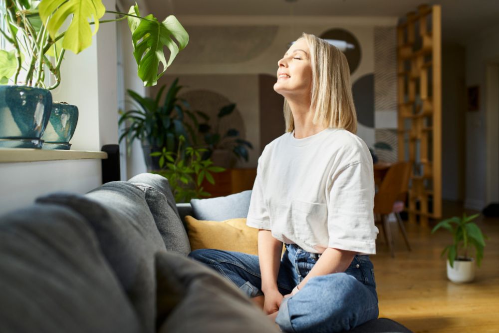 Frau sonnt sich im Raum
