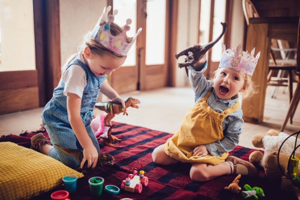 Zwei Kinder spielen miteinander. 