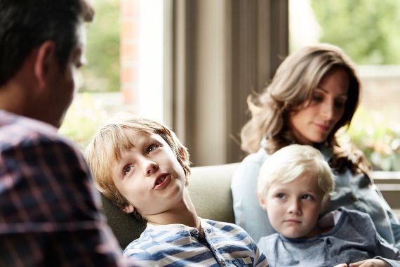 Familie auf der Couch
